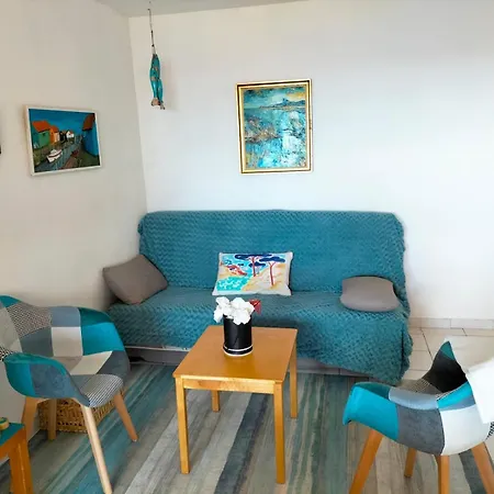 F2 En Front De A Apartment *